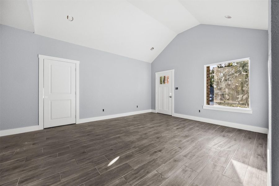 Spacious, unfurnished interior of a new home in , Willis (Image 18).