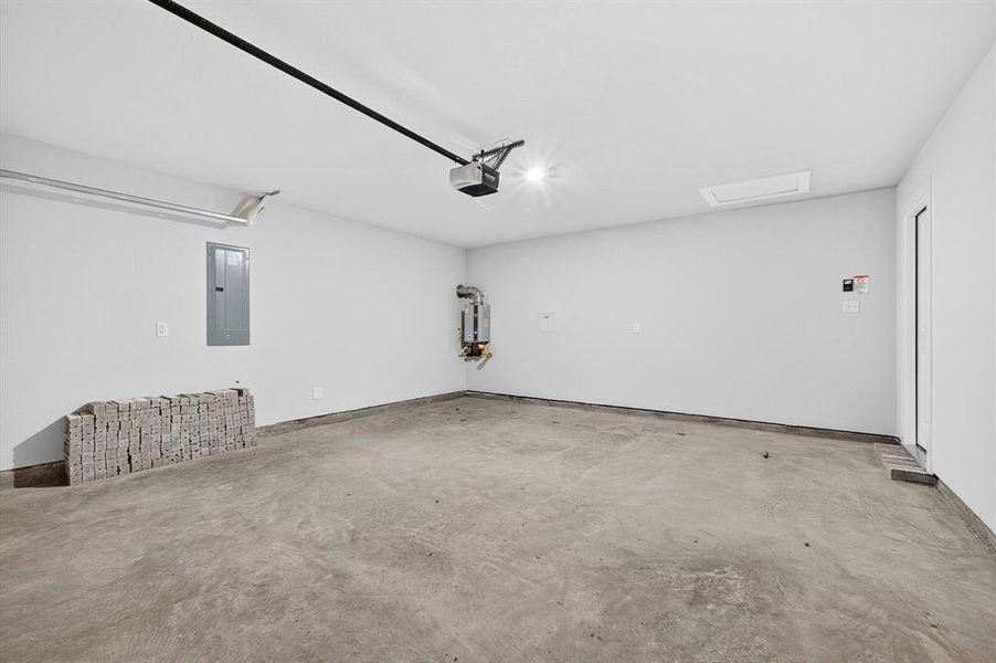 Spacious, unfurnished interior of a new home in Hickory Hill, Sherman (Image 16).