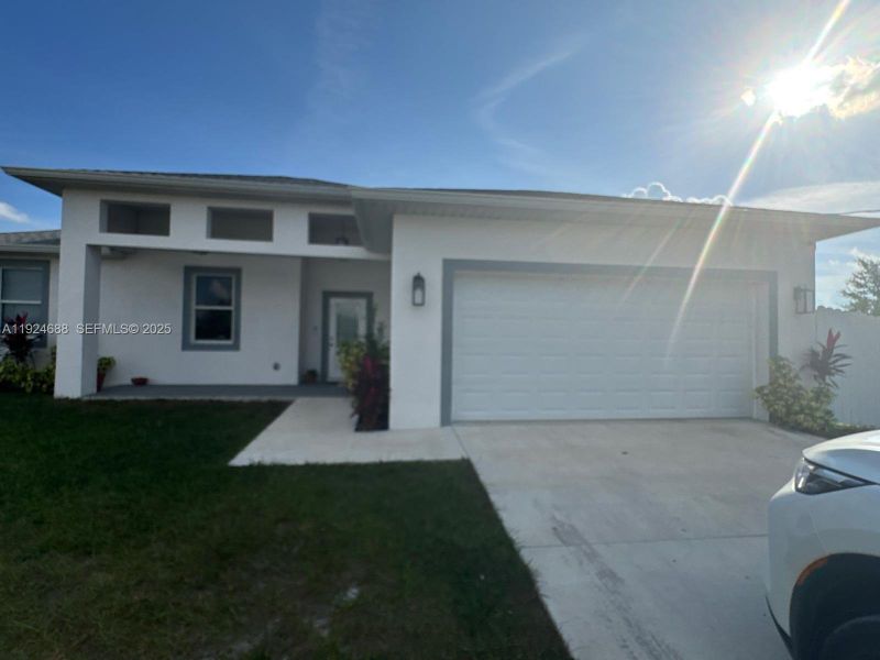 Exterior details and patio area of a home in , Labelle (Image 4).