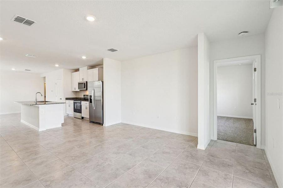 Spacious, unfurnished interior of a new home in , Lake Alfred (Image 16).