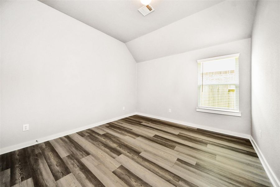 Spacious, unfurnished interior of a new home in Elm Estates, Angleton (Image 37).