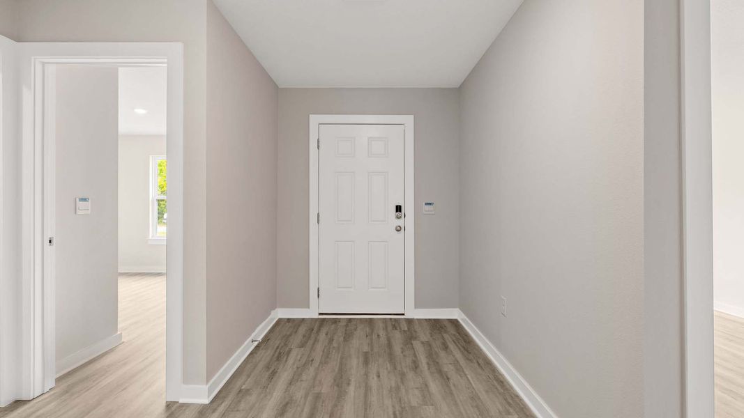 Spacious, unfurnished interior of a new home in Sunny Hills, Chipley (Image 10).