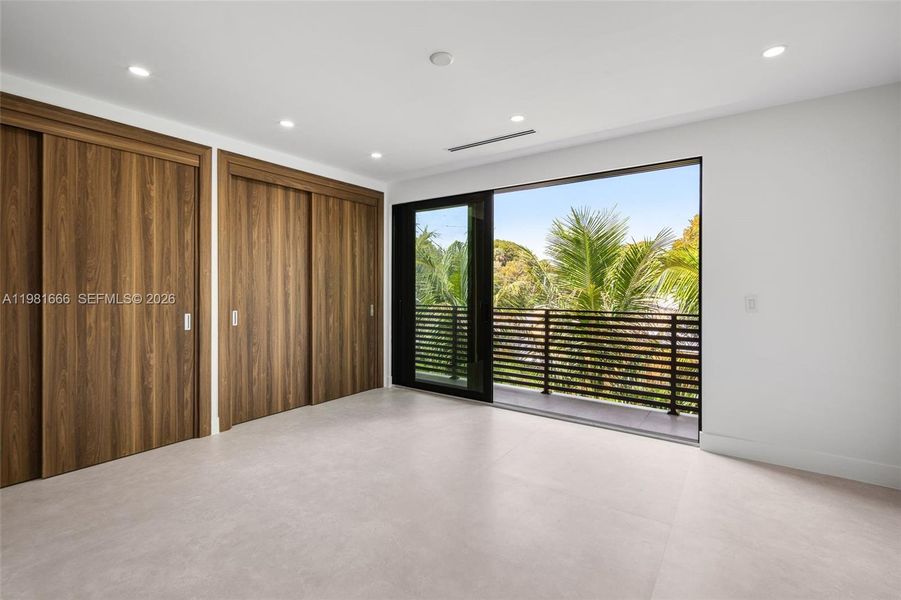 Spacious, unfurnished interior of a new home in , Miami (Image 34).