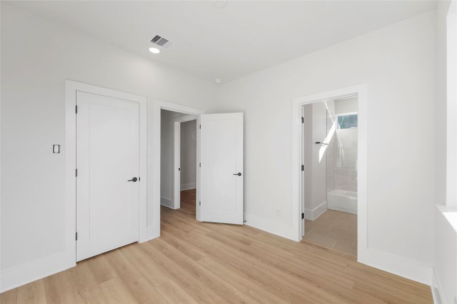 Spacious, unfurnished interior of a new home in Jesselton Square at Creekmont, Houston (Image 16). Spacious, unfurnished interior of a new home in Jesselton Square at Creekmont, Houston (Image 16).