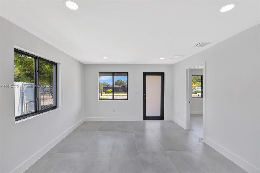 Spacious, unfurnished interior of a new home in , Miami Gardens (Image 12).