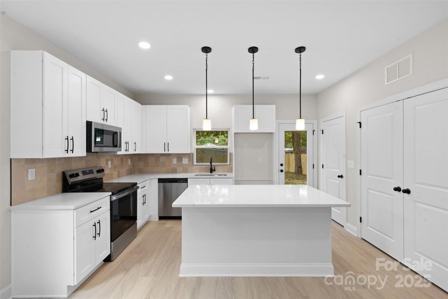 7813 Casa Loma - beige package