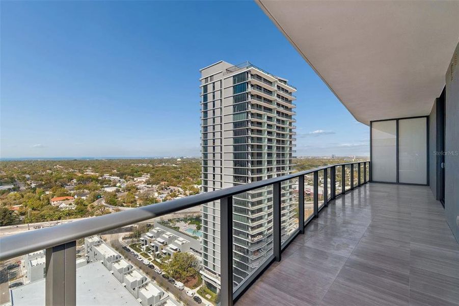Condo located in Tampa, FL showcasing its design and architecture (Image 37).