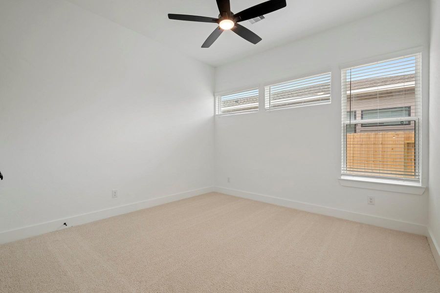 Spacious, unfurnished interior of a new home in Hallimore Ranch, Rosenberg (Image 20).