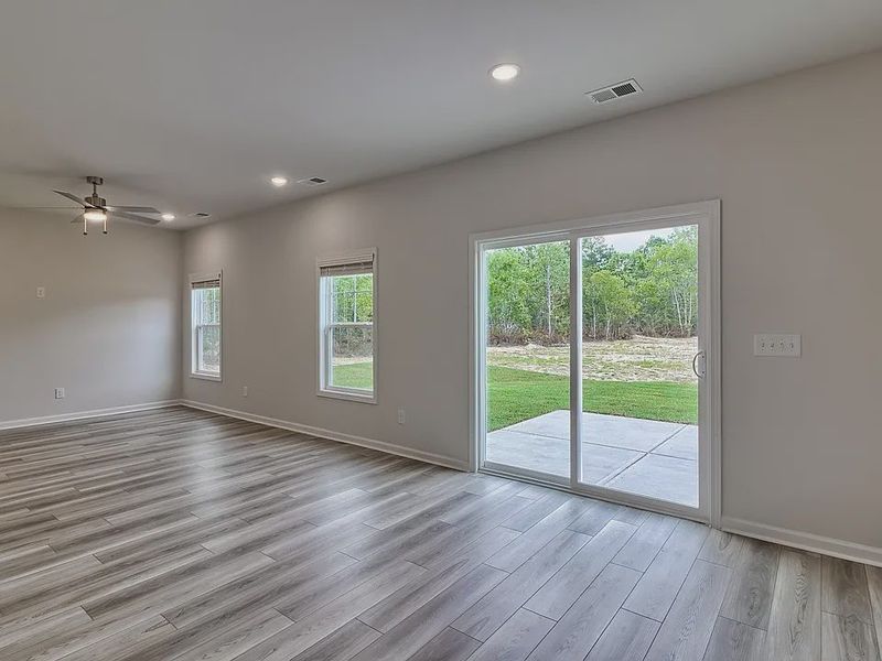 Spacious, unfurnished interior of a new home in Amber Hill, West Columbia (Image 9).
