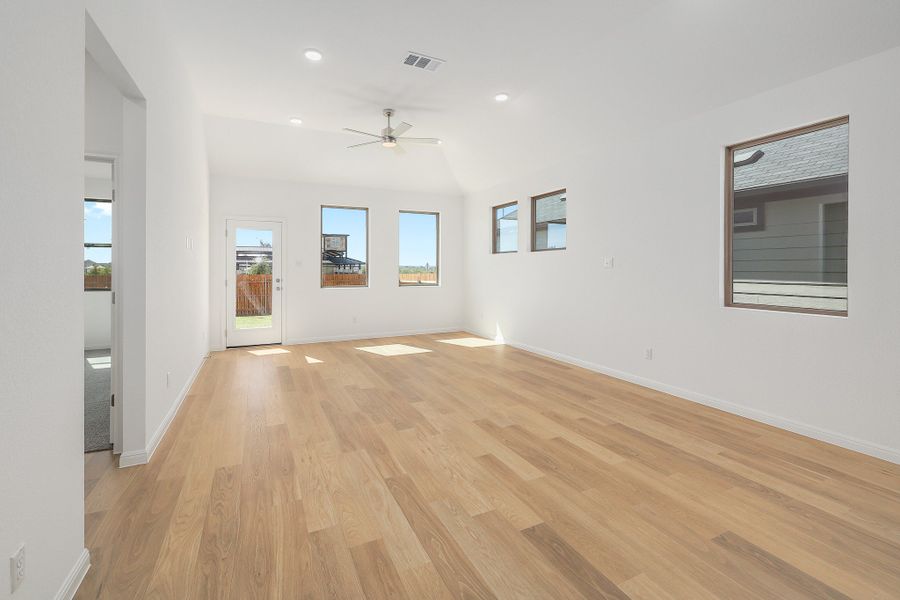 Spacious, unfurnished interior of a new home in Trinity Ranch, Elgin (Image 16).