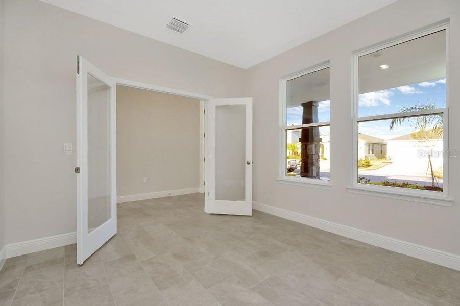 Spacious, unfurnished interior of a new home in Mangrove Manor, Apollo Beach (Image 28).