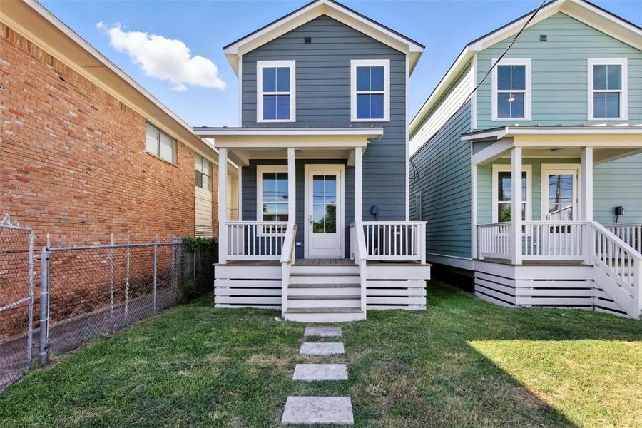 Exterior details and patio area of a home in , Galveston (Image 15).