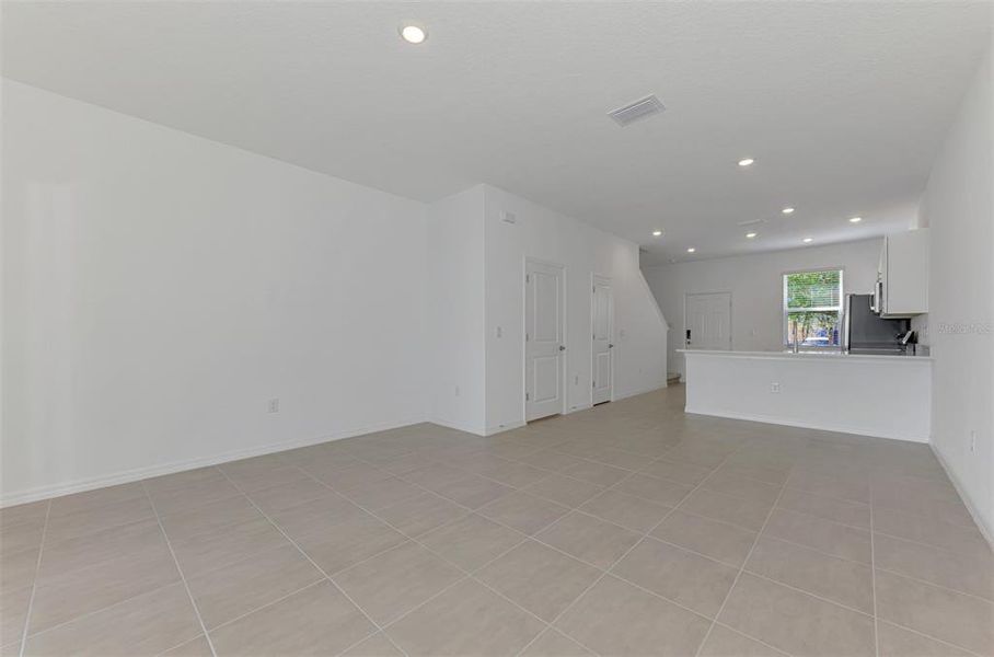Spacious, unfurnished interior of a new home in , Sarasota (Image 26).