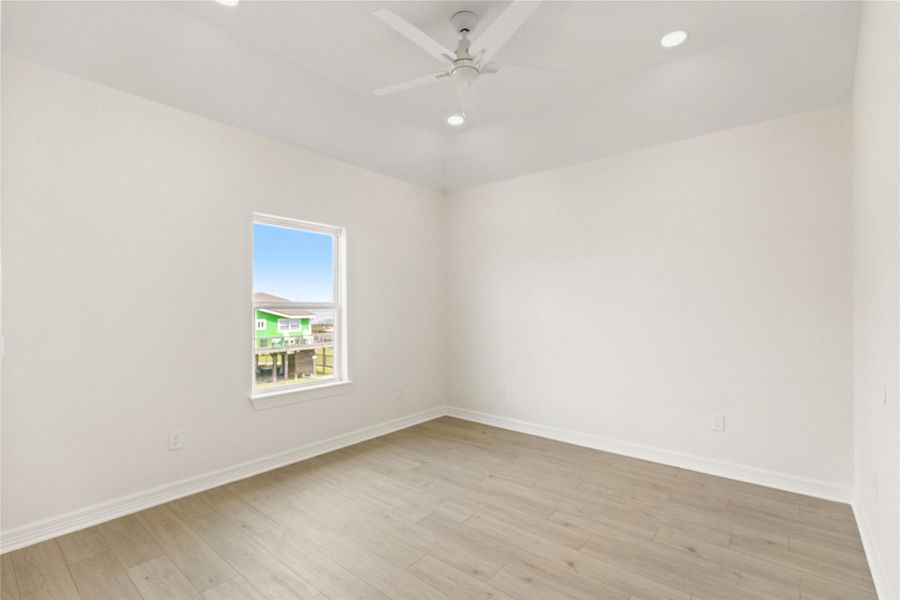 Spacious, unfurnished interior of a new home in , Freeport (Image 13).