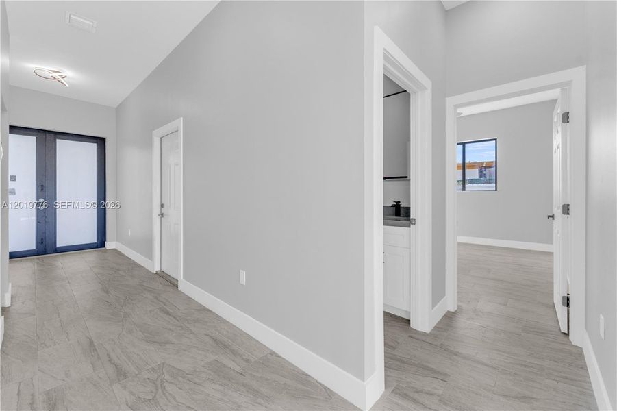Spacious, unfurnished interior of a new home in , Fort Lauderdale (Image 22).