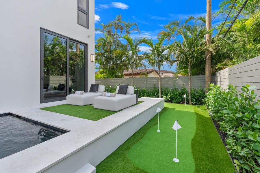 Exterior details and patio area of a home in , Fort Lauderdale (Image 4).