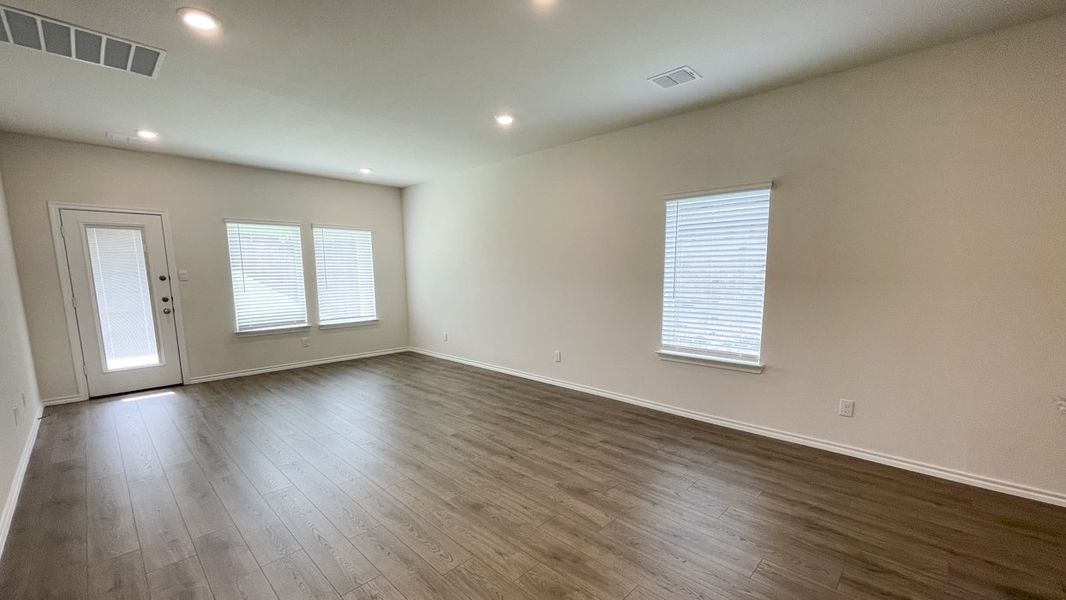 Spacious, unfurnished interior of a new home in Hanolley Hills, Sherman (Image 8).
