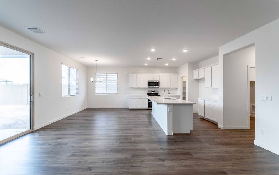 Spacious, unfurnished interior of a new home in Rancho Mirage, Maricopa (Image 13).