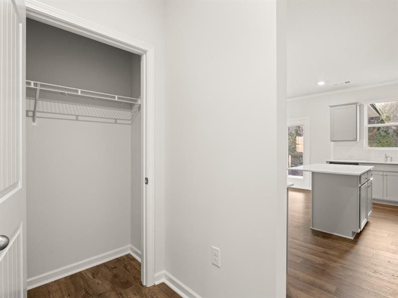 Spacious, unfurnished interior of a new home in Falcon Landing, Gainesville (Image 13).