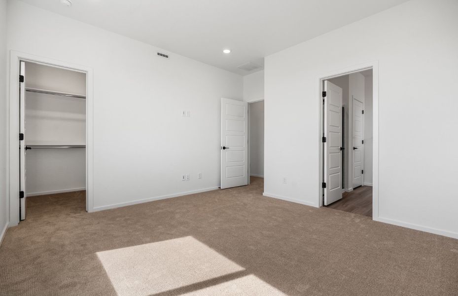 Spacious, unfurnished interior of a new home in Wolf Creek Run West, Strasburg (Image 25).