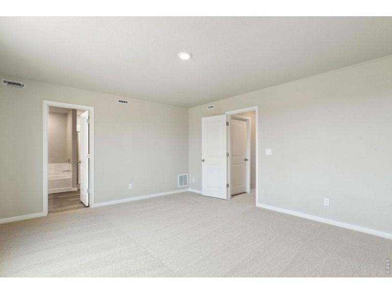 Spacious, unfurnished interior of a new home in , Severance (Image 13).