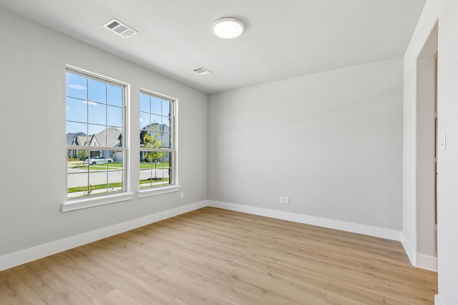 Spacious, unfurnished interior of a new home in Dove Hollow, Waxahachie (Image 27).