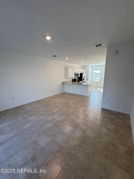 Spacious, unfurnished interior of a new home in Sabal Terrace, Jacksonville (Image 23).