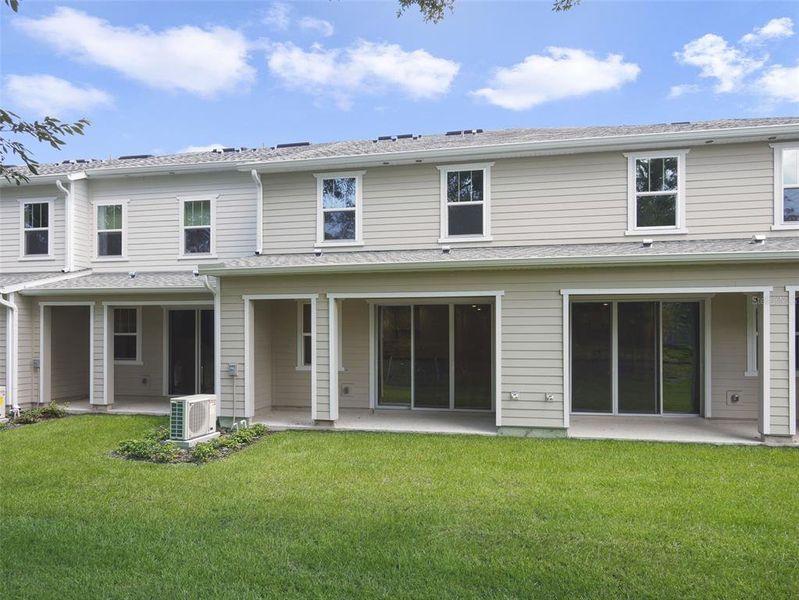 Exterior details and patio area of a home in Towns at Greenleaf, Oviedo (Image 17).