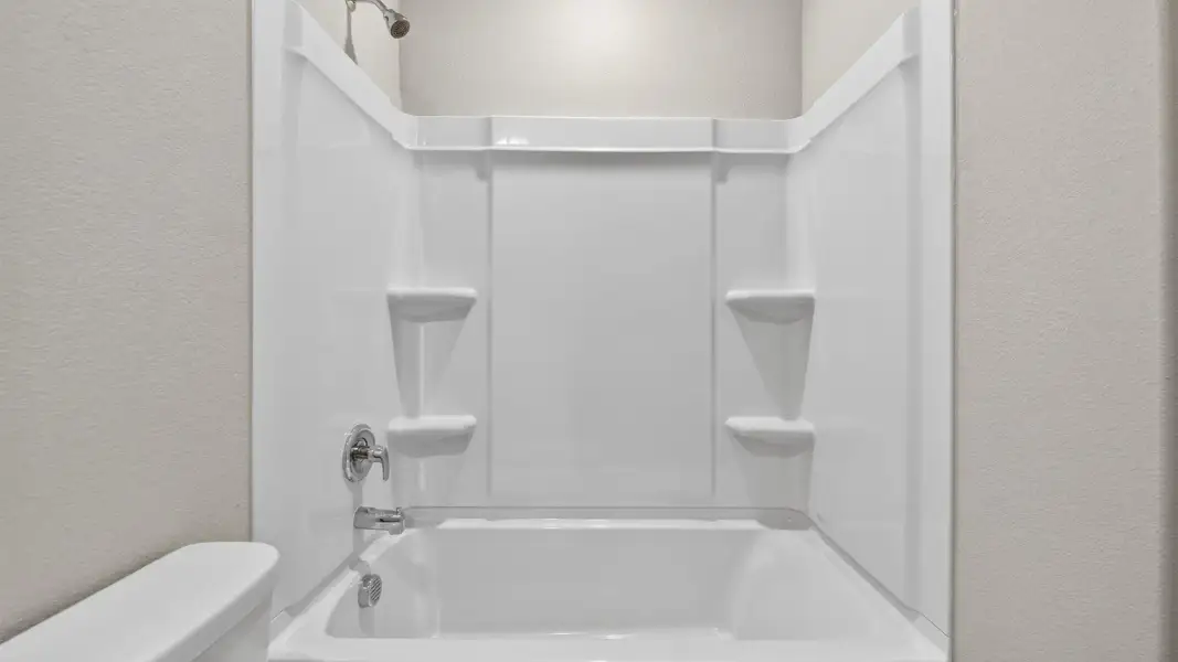 Representative interior finishes for a home built from the Ellis by D.R. Horton in Somerset, Hillsboro (Image 11).