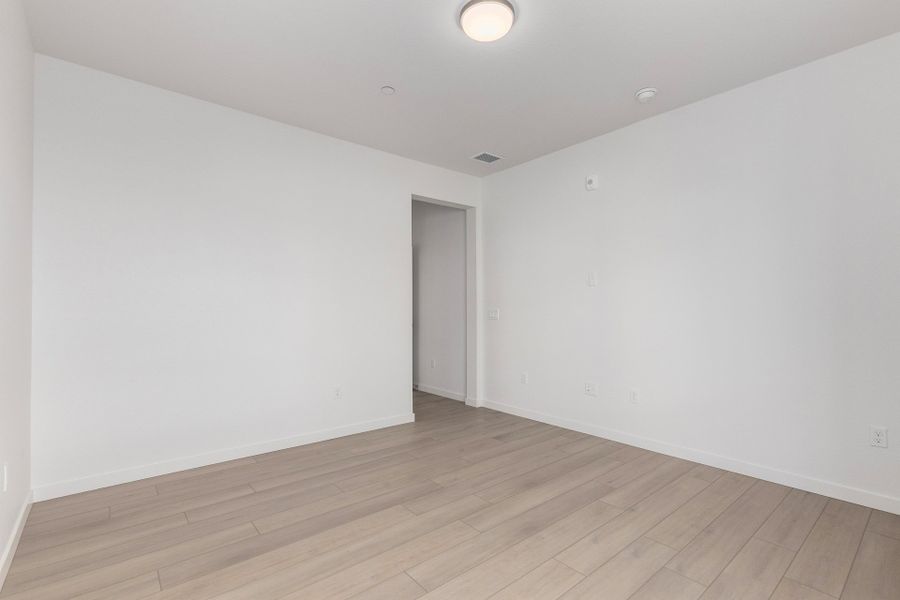 Spacious, unfurnished interior of a new home in Gateway Commons, Denver (Image 17).