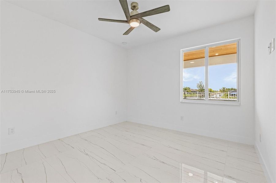 Spacious, unfurnished interior of a new home in , Cape Coral (Image 12).