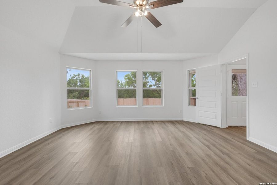 Spacious, unfurnished interior of a new home in Cinco Lakes, San Antonio (Image 20).