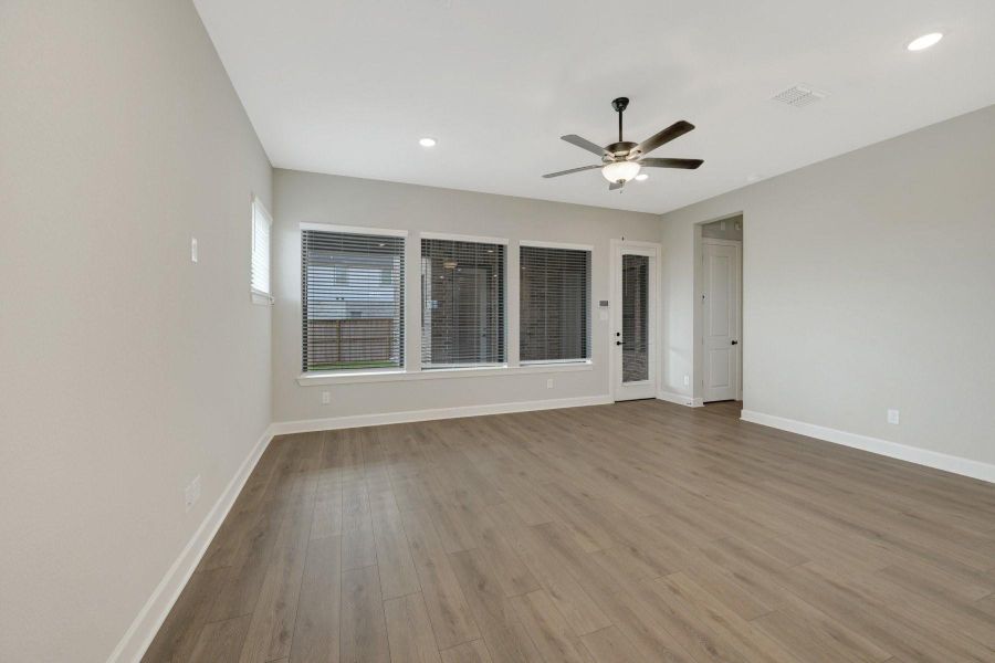 Spacious, unfurnished interior of a new home in Riceland - Enclave Row Collection, Mont Belvieu (Image 29).