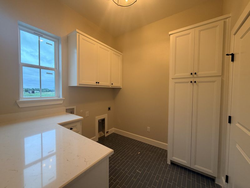 Spacious, unfurnished interior of a new home in Oak Water Ranch, Granbury (Image 25).