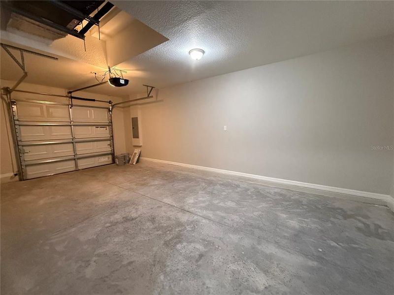 Spacious, unfurnished interior of a new home in , Dunnellon (Image 6).