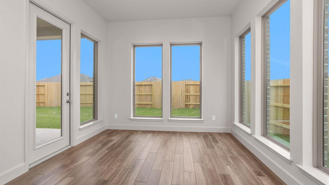 Spacious, unfurnished interior of a new home in Valencia, Manvel (Image 13).