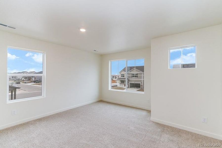Spacious, unfurnished interior of a new home in Sky Ranch, Watkins (Image 18).