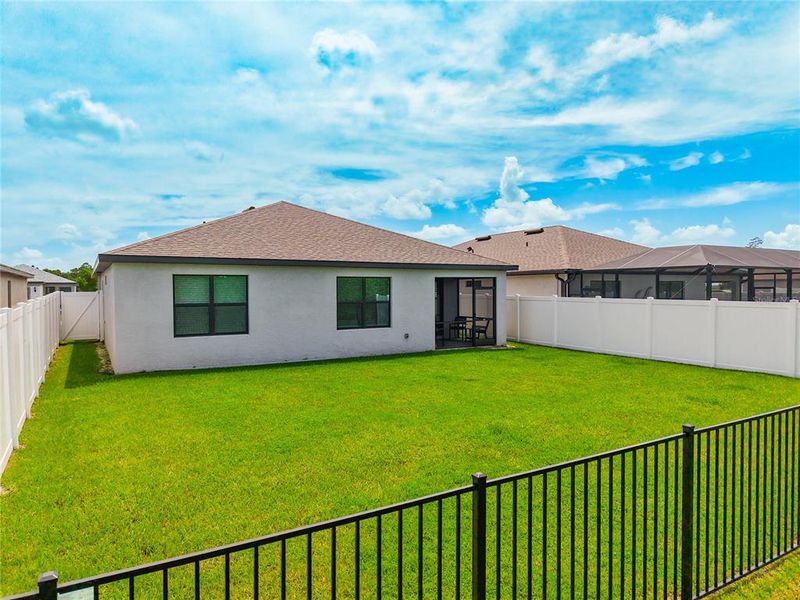 Exterior details and patio area of a home in Caloosa Cove, Labelle (Image 4).
