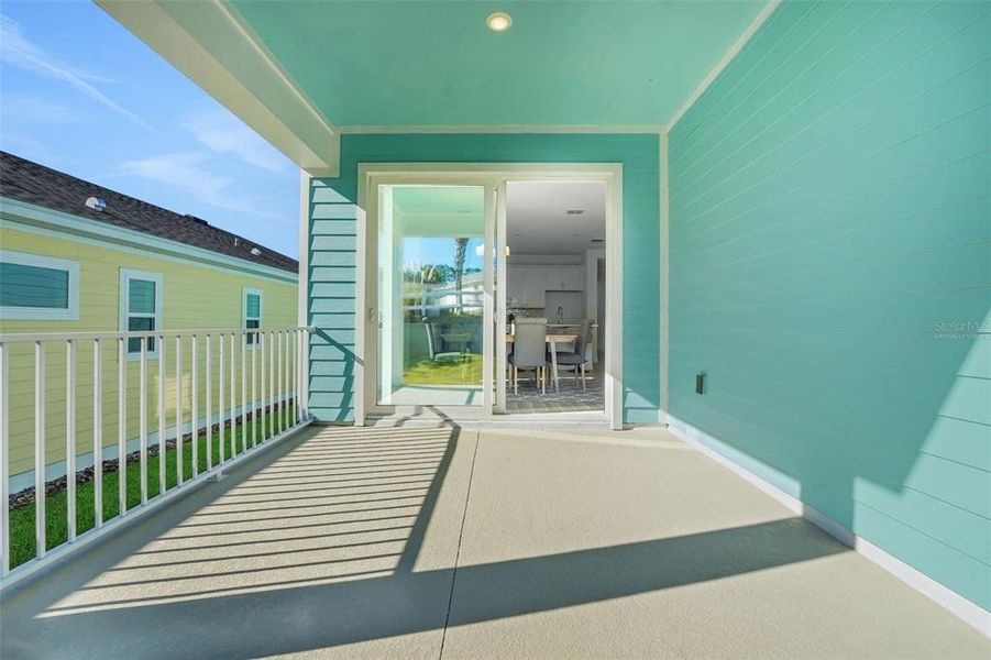 Exterior details and patio area of a home in Green Key Village, Lady Lake (Image 4).