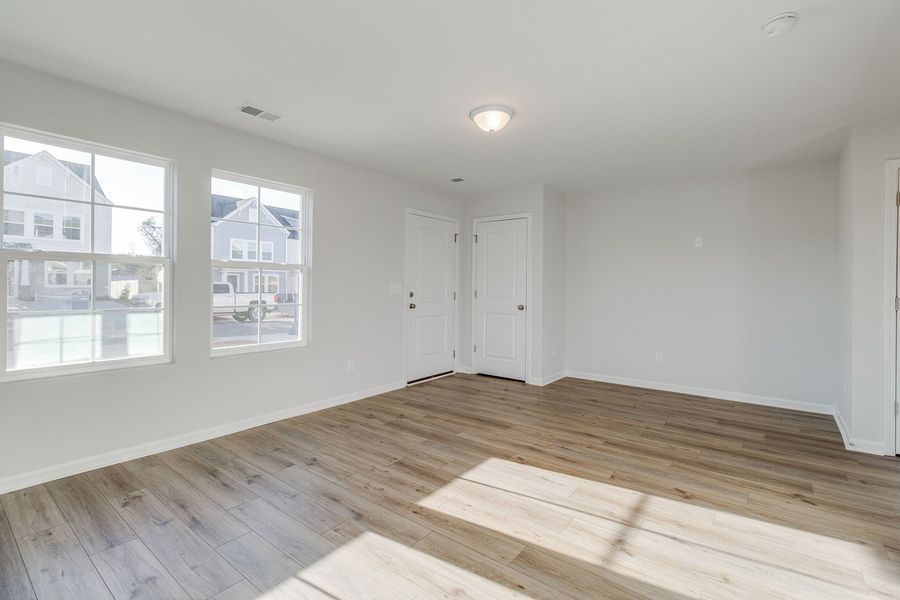 Spacious, unfurnished interior of a new home in Astoria, Columbia (Image 15).