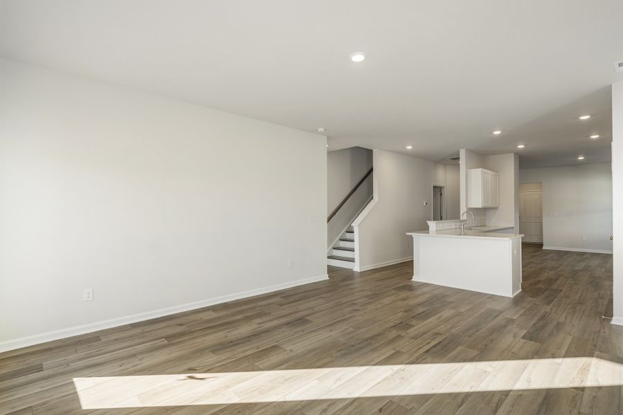 Spacious, unfurnished interior of a new home in Richmond Hill, Inman (Image 17).