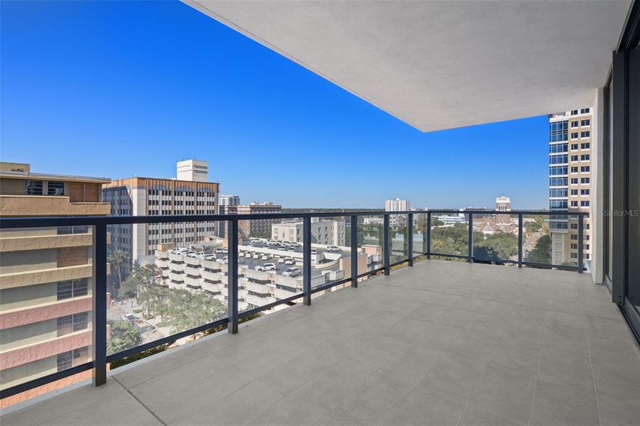 Condo located in St. Petersburg, FL showcasing its design and architecture (Image 21).