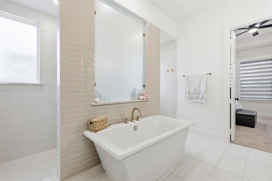 Double shower with 2 shower heads and separate soaking tub Double shower with 2 shower heads and separate soaking tub