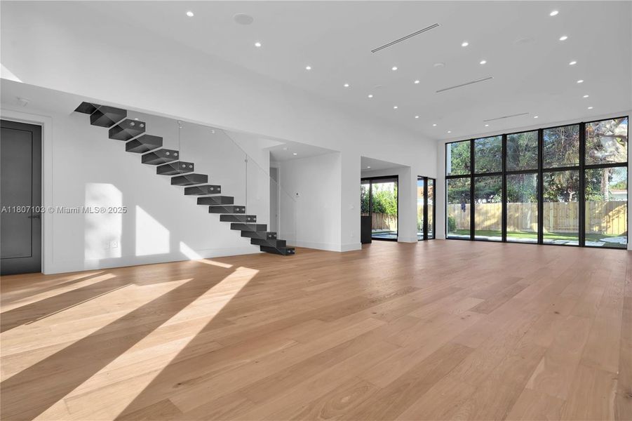 Spacious, unfurnished interior of a new home in , Miami (Image 25).