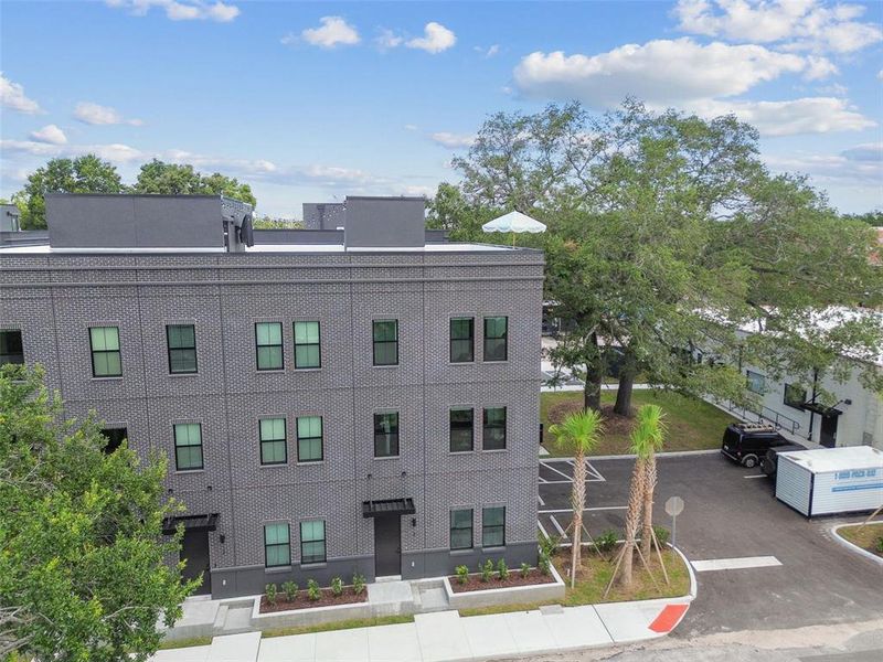 Condo located in Tampa, FL showcasing its design and architecture (Image 3).