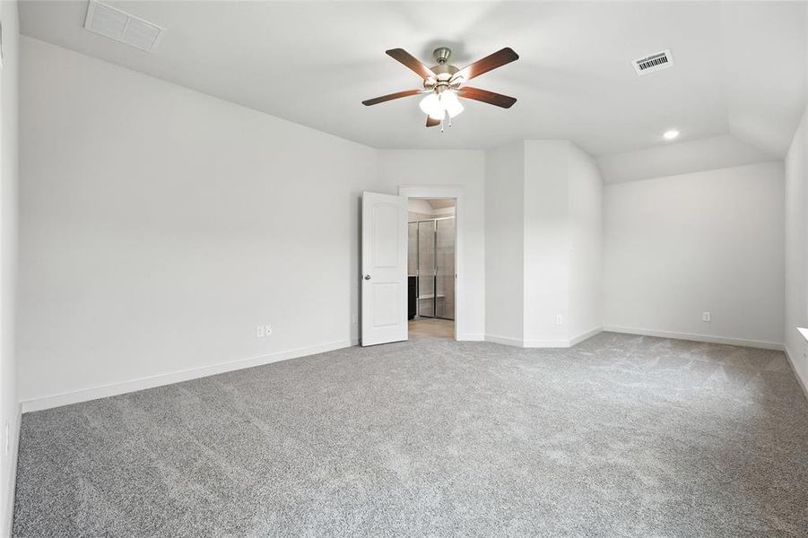 Carpeted spare room with a ceiling fan and recessed lighting