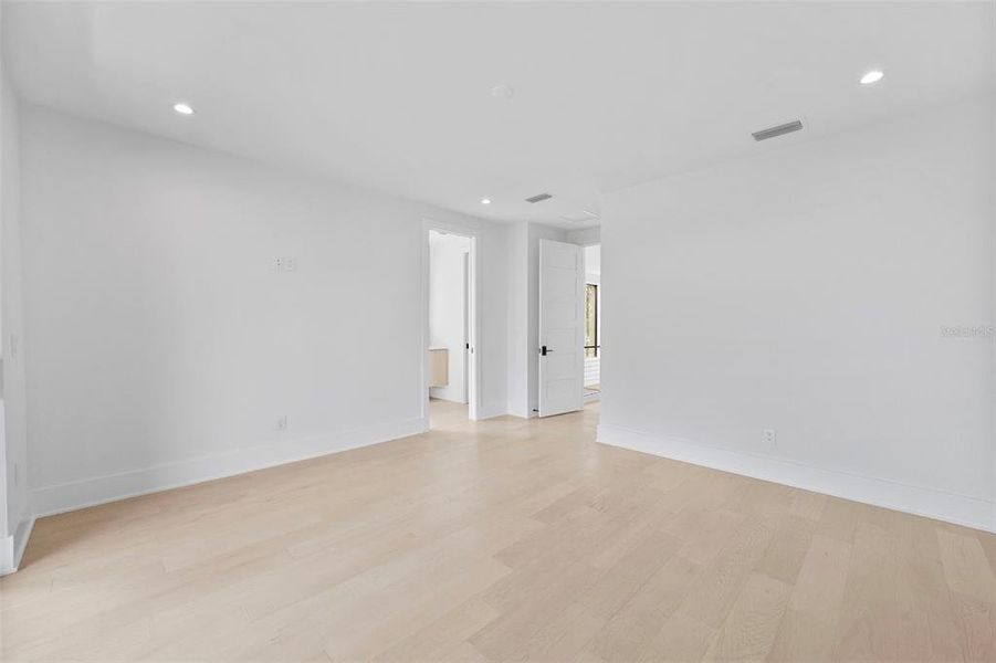 Spacious, unfurnished interior of a new home in , Tampa (Image 33).