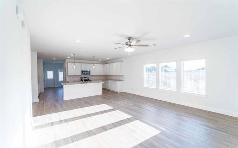 Spacious, unfurnished interior of a new home in River Ranch Meadows, Dayton (Image 10).