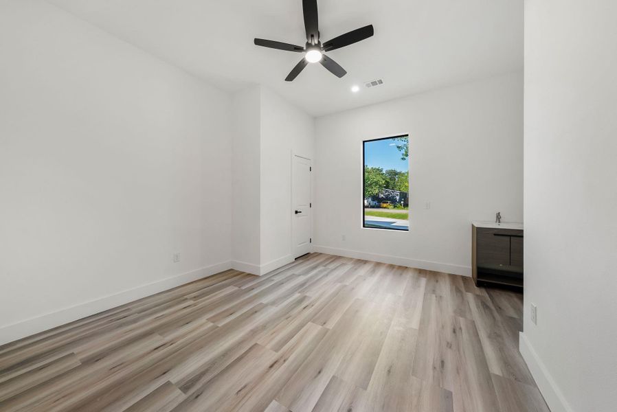Spacious, unfurnished interior of a new home in , Cedar Park (Image 27).