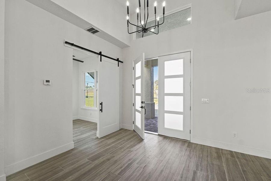 Spacious, unfurnished interior of a new home in , Lake Alfred (Image 33).